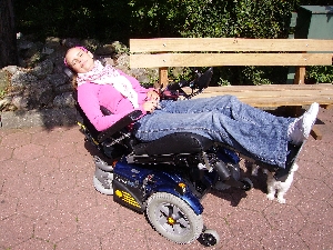 Laura liggend in haar rolstoel